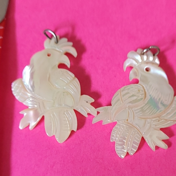Set of 2 Vtg Carved Mother of Pearl Cockatoo Earrings Sm Pendants Bird Beach - Picture 5 of 5